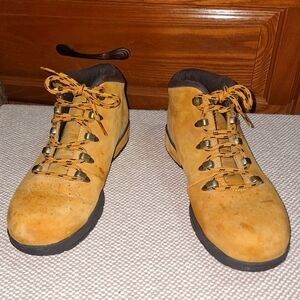 Timberland Men's Tan Hiking Boots In A Size 7M. Wotk, Hiking, Camping, Outdoor.